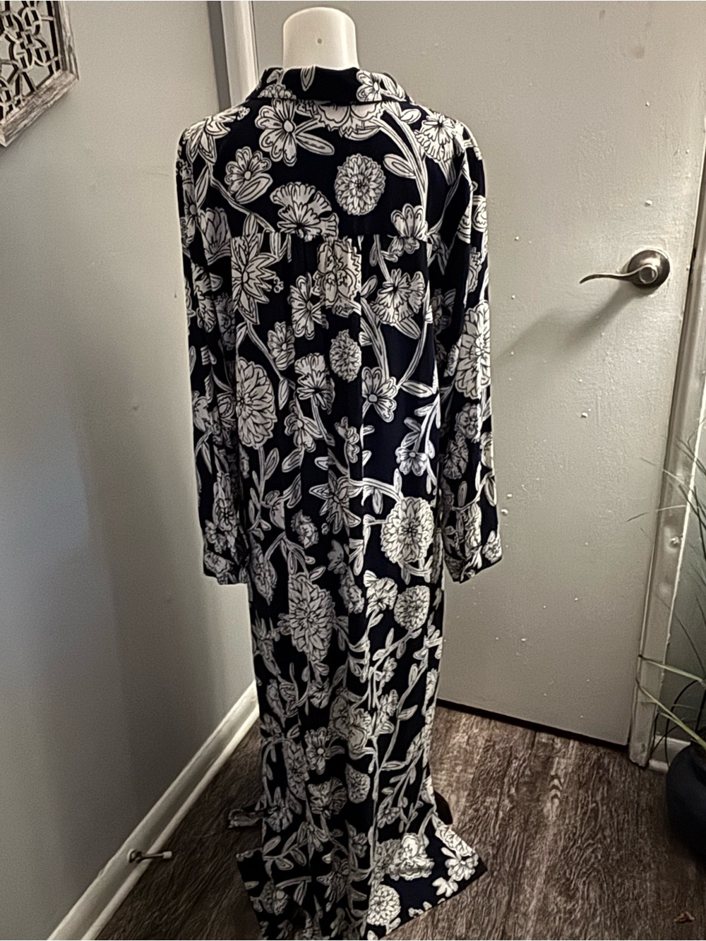 !! NWT!!!   LOFT Navy and White Floral Maxi Shirt Dress - Picture 8 of 10